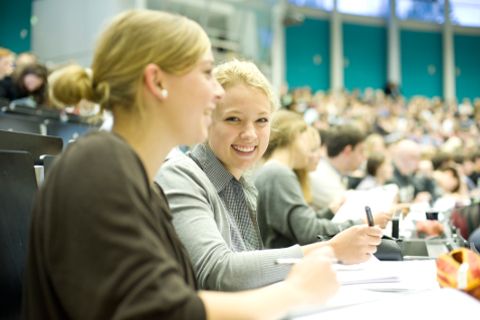 Studentin der Uni Bayreuth im Audimax