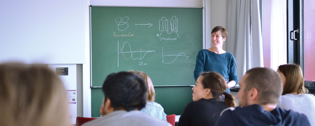 Professorin lehrt an der Universität Bayreuth in einem Seminarraum.